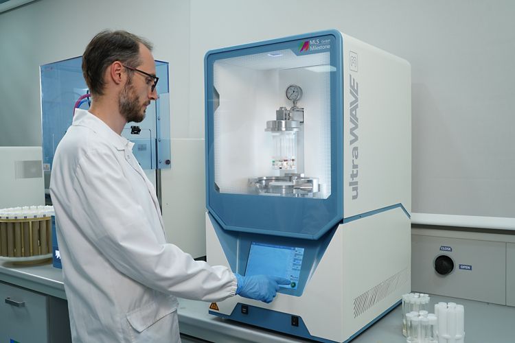 Hệ thống phá mẫu bằng vi sóng với buồng phản ứng đơn ultraWAVE 3